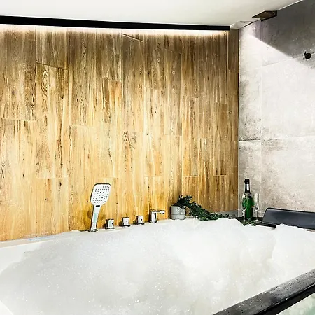 Premium Jacuzzi Apartment, Cracow Old Town Apartman